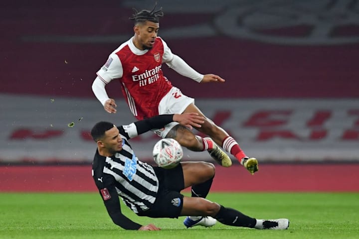 Jamaal Lascelles kembali tampil untu Newcastle United.