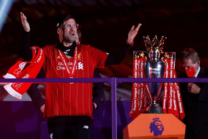 FBL-ENG-PR-LIVERPOOL-CHELSEA-TROPHY