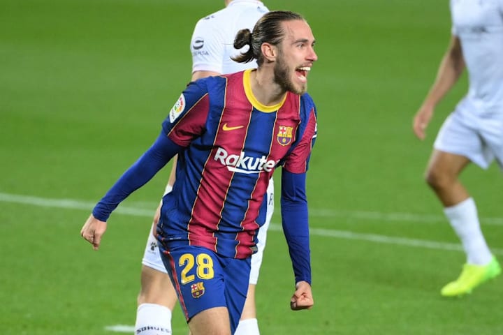 Oscar Mingueza mencetak gol pertamanya untuk Barcelona.