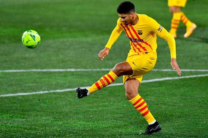 Ronald Araujo kembali dipercaya di lini belakang Barcelona