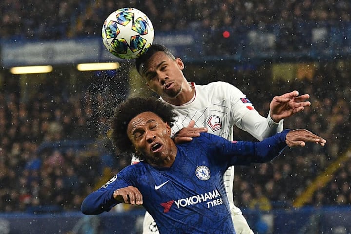 Gabriel Magalhaes berduel dengan Willian