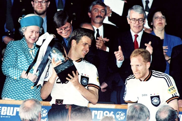 FBL-EURO96-BRITAIN-QUEEN-ELIZABETH