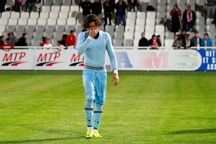 Guillermo Ochoa rompe en llanto al perder la categoría con el Ajaccio.