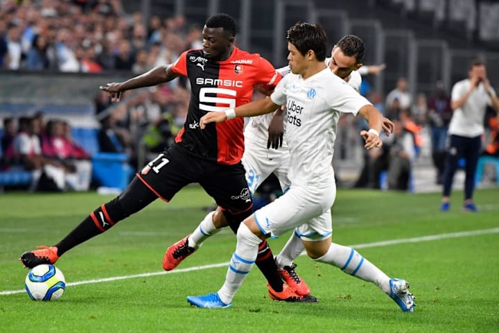 M'Baye Niang au duel avec deux joueurs marseillais cette saison