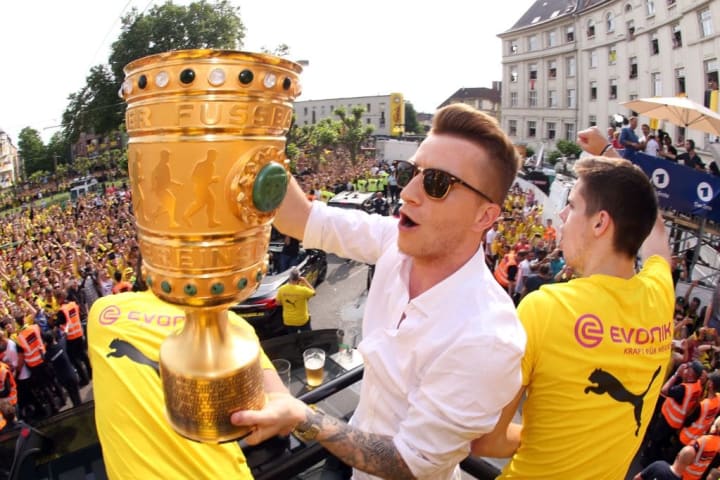 Célébration des joueurs de Dortmund avec les supporters après avoir remporté la coupe d'Allemagne en 2017.