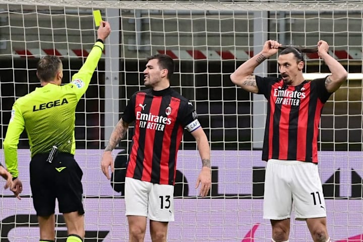 L'arbitro Valeri con Romagnoli e Ibrahimovic