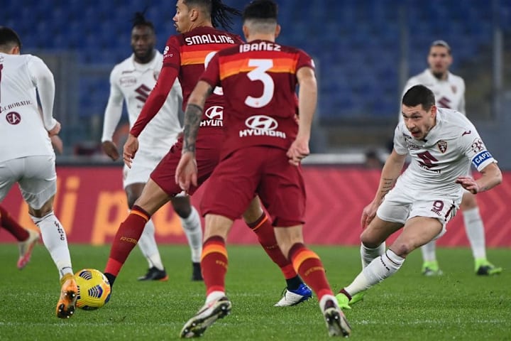 Ibanez e Smalling in azione