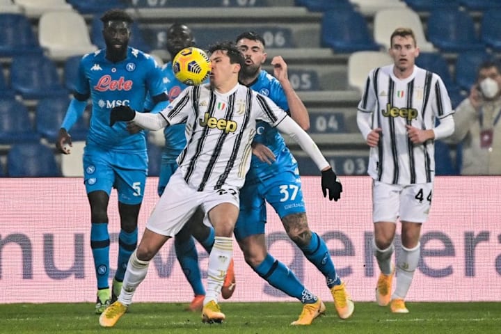 Federico Chiesa in contrasto