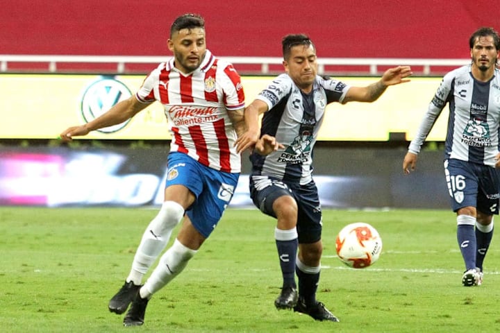 Alexis Vega en el partido ante Pachuca.
