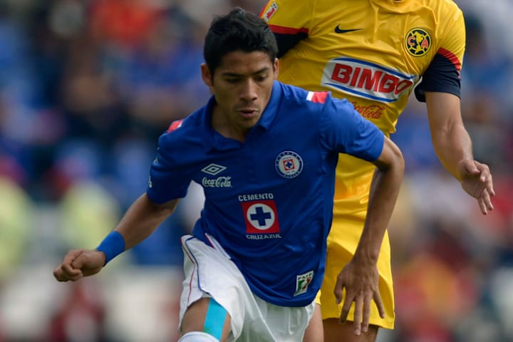Javier Aquino controla el balón en un partido del Cruz Azul.
