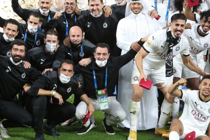 Xavi junto a su plantel celebrando la victoria en la Copa del Emir