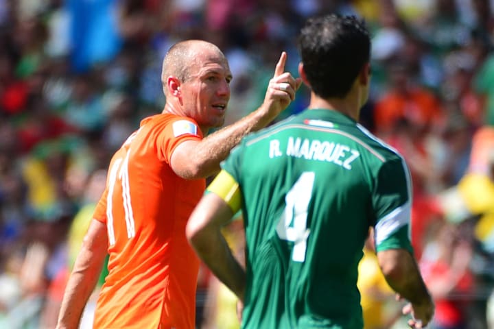Arjen Robben y Rafael Márquez.