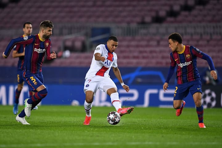 Kylian Mbappé in azione contro il Barcellona
