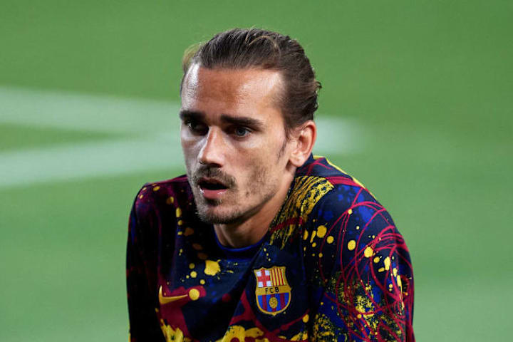 Antoine Griezmann observando en un partido frente al Espanyol.