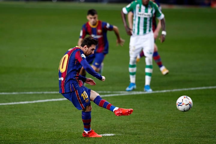 Messi lanzando el penalti que supuso el 3-1
