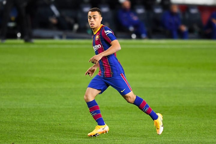 Dest deve ser o lateral-esquerdo da equipe catalã