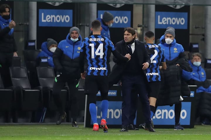 Conte stringe la mano a Perisic dopo la sostituzione con la Lazio 