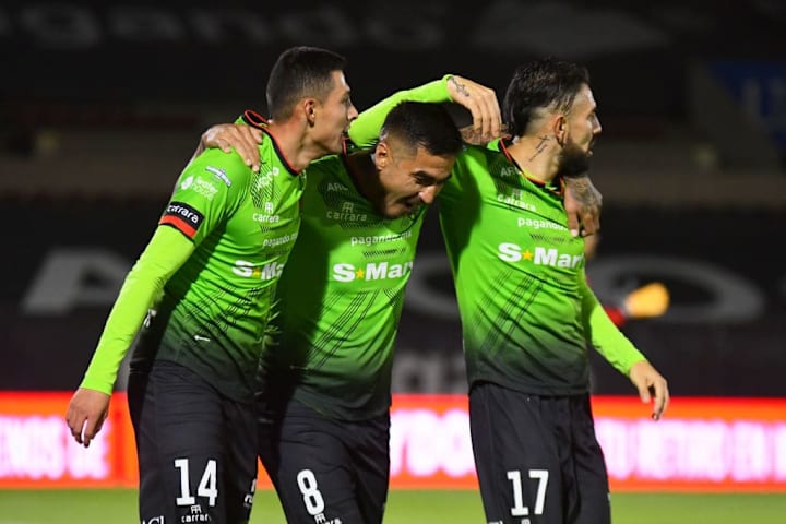 Jugadores de FC Juárez celebran un gol.