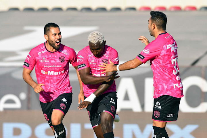 Jugadores de FC Juárez celebran un gol. 