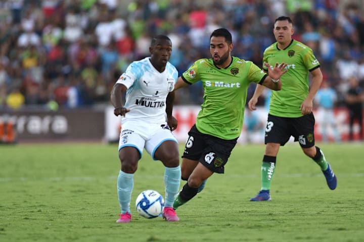 Jugadores de FC Juárez y Querétaro disputan un balón.
