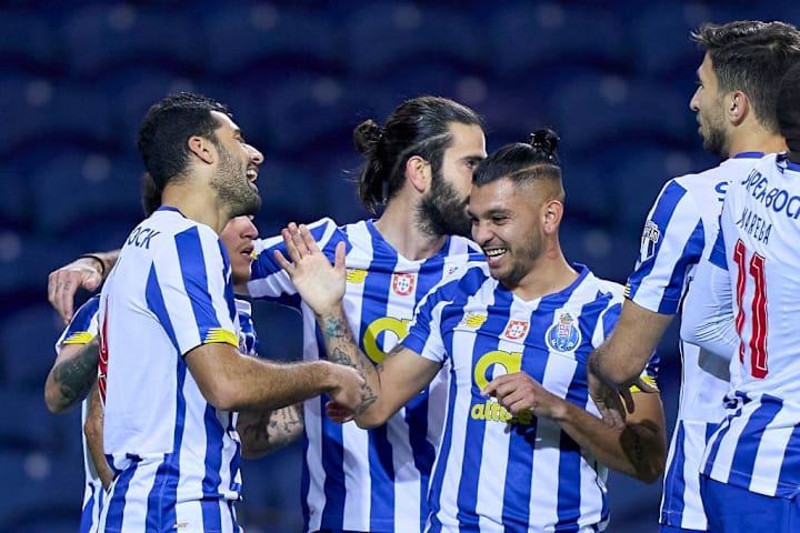 Jesús Corona celebra un gol con el Porto.