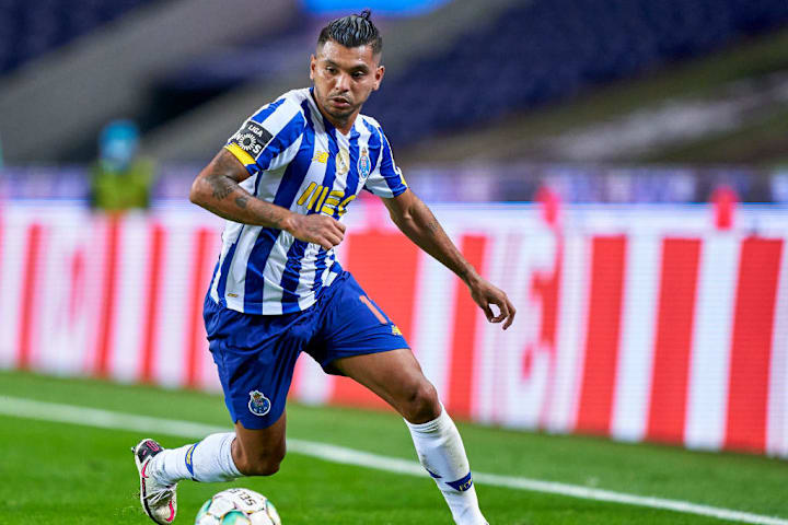 Jesús Corona controla el balón en un partido del FC Porto.