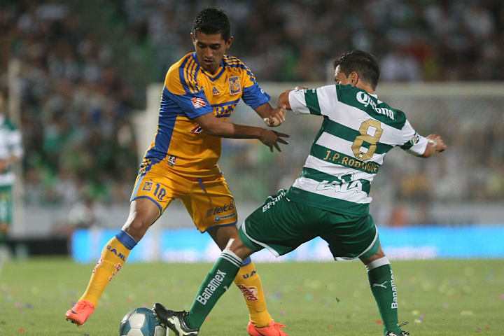 Elías Hernández disputa un balón ante la marca de un jugador de Santos Laguna.