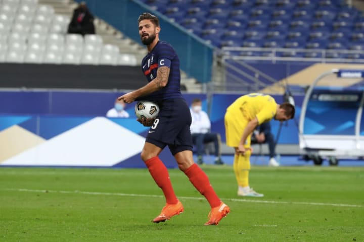 Giroud avec le brassard de capitaine contre l'Ukraine dépasse Platini au nombre de buts chez les Bleus. 