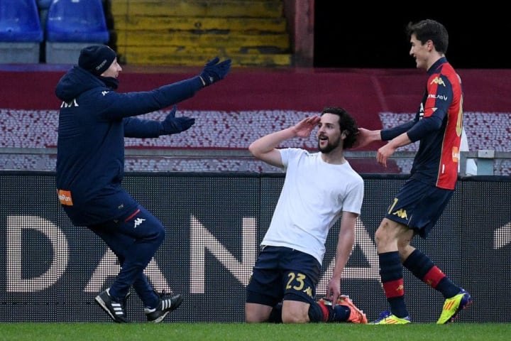 Mattia Destro esulta dopo il gol dell'1-1 alla Lazio