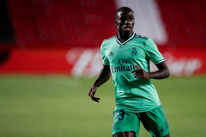 Ferland Mendy le gana la partida a Marcelo en el lateral izquierdo 
