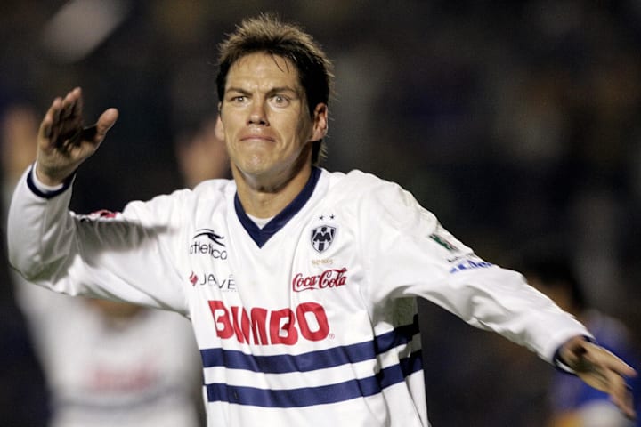 Guillermo Franco celebra un gol con Rayados de Monterrey.
