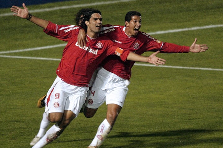 Internacional's Fernandao da Costa (L) c