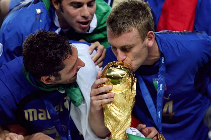 Italian defender Marco Materazzi (L) loo