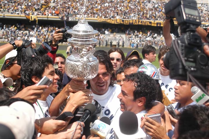 Hugo Sánchez fue bicampeón con Pumas en 2004