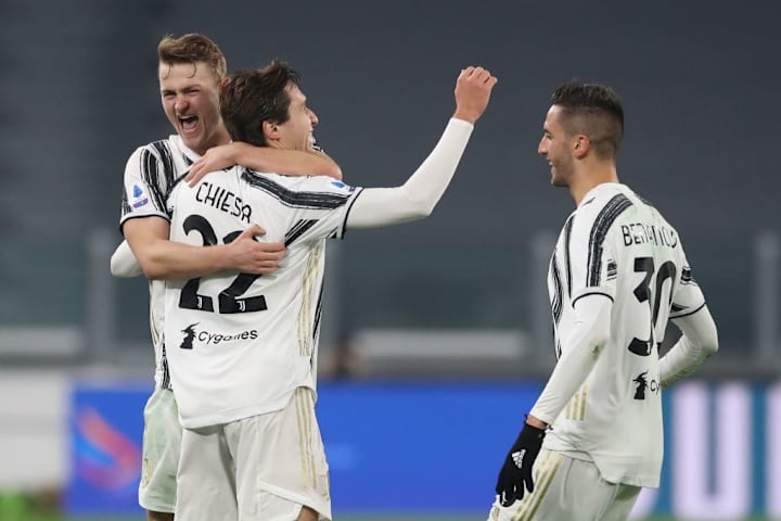 Chiesa, al primo gol in campionato con la Juve, festeggiato da De Ligt e Bentancur