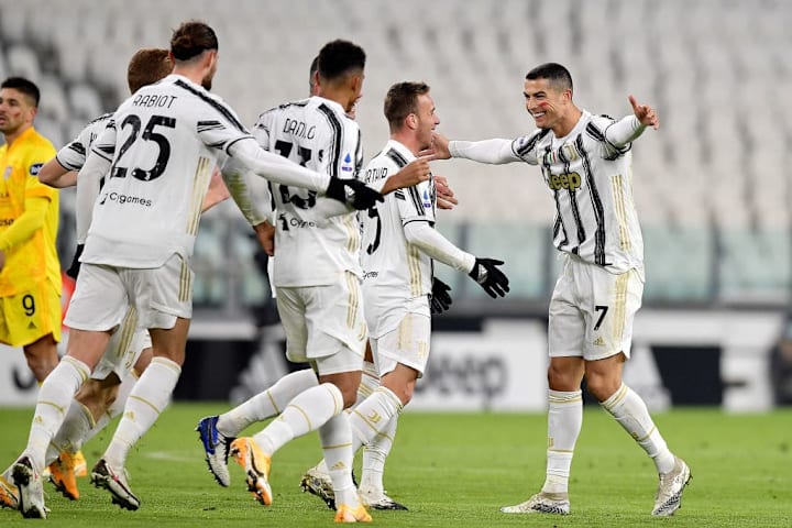 Los jugadores de la Juventus celebran un gol de Cristiano
