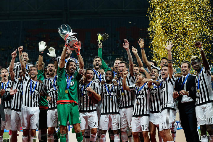 La Juventus alza la Supercoppa Italiana 2015 dopo aver battuto la Lazio