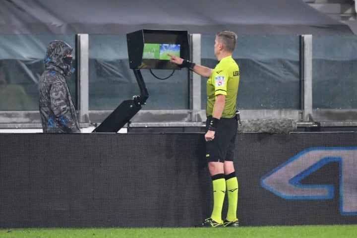 L'arbitro Orsato al VAR