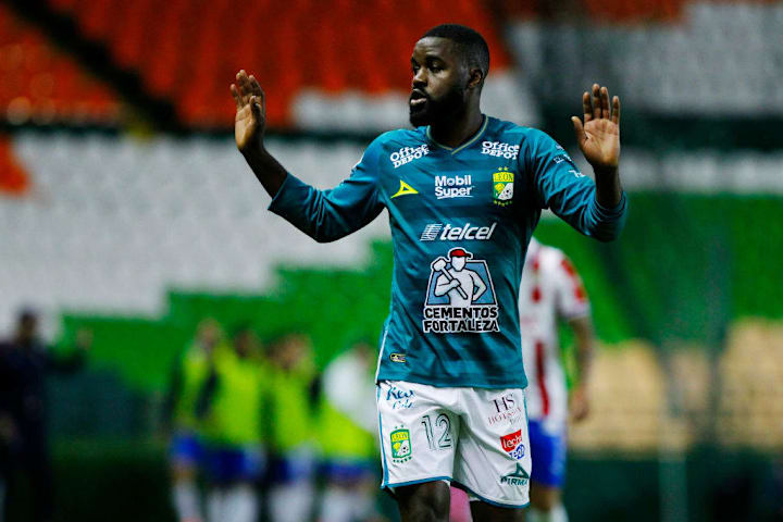 Joel Campbell en un partido del FC León.