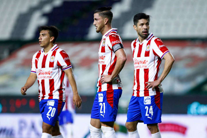 Jugadores de las Chivas del Guadalajara se lamentan en un partido.