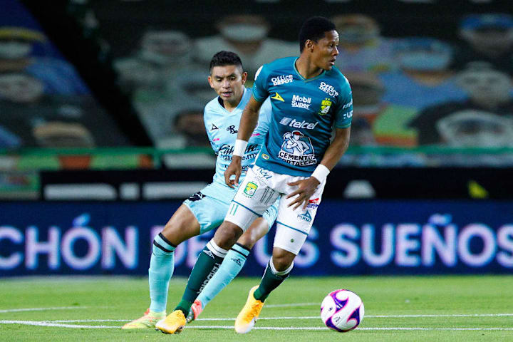 Jugador del FC León controla un balón.