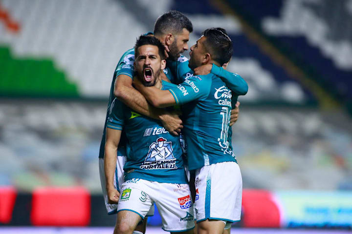 Jugadores del FC León celebran un gol.