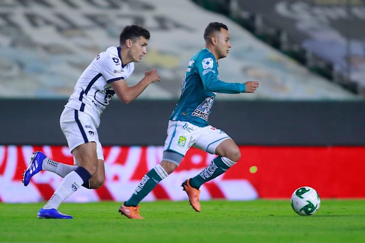 Luis Montes controla el balón ante la marca de Juan Ignacio Dinenno.