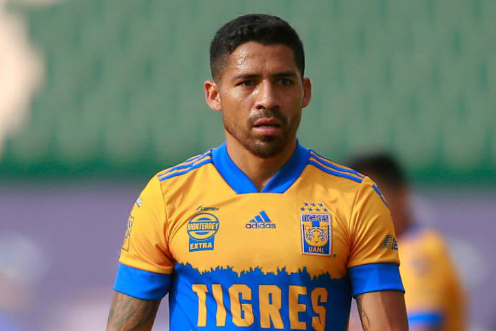 Javier Aquino en un partido de los Tigres UANL.