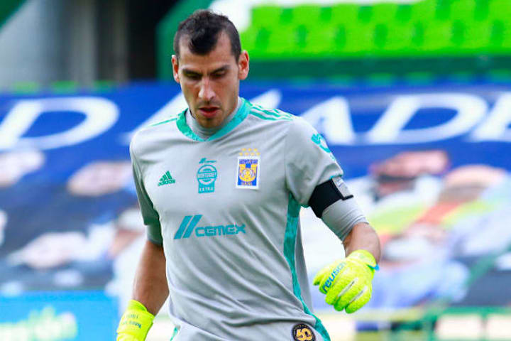 Nahuel Guzmán en un partido de los Tigres UANL.