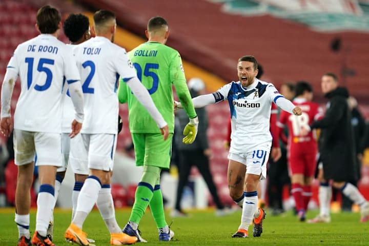 L'esultanza di Gomez con i compagni a Liverpool