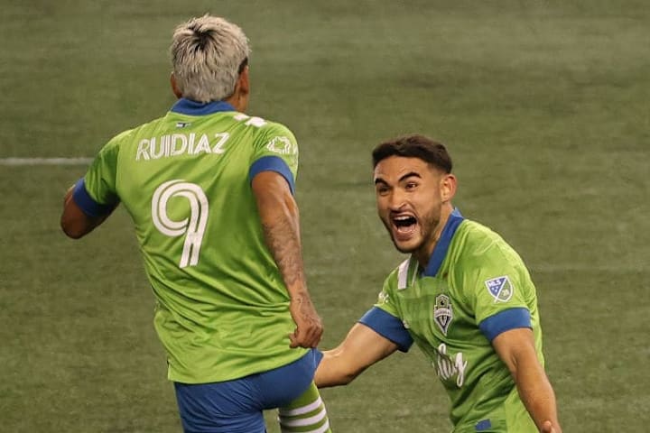 Raúl Ruidíaz celebra un gol.