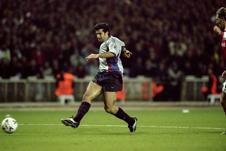 Luis Figo sempat menjadi bintang favorit di Camp Nou
