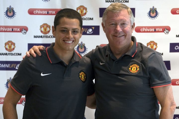 Javier Hernández y Sir Alex Ferguson tras el fichaje de Chicharito al Manchester United