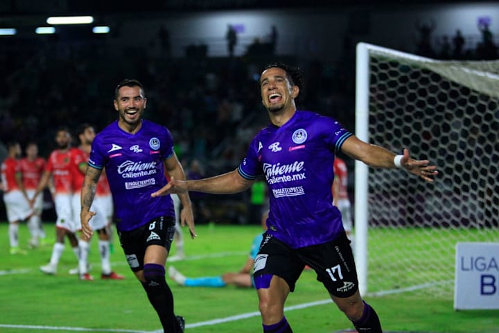 Camilo Sanvezzo festeja un gol en partido de Mazatlán FC.